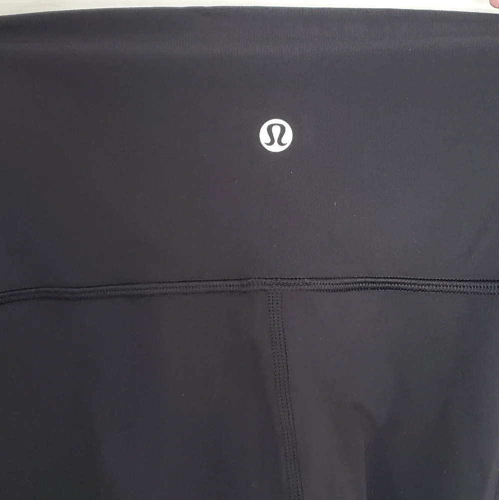 Lululemon Black Flower Athletic Crop Leggings. Size 8.